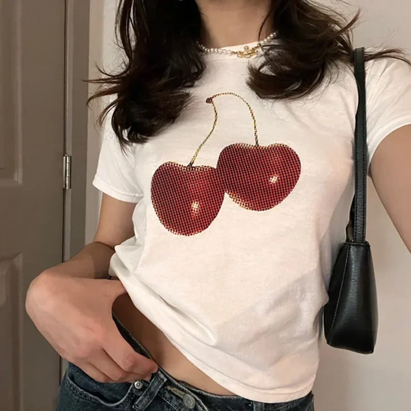 Y2K Graphic Baby Tee Crop - 美的な夏のベビーTシャツ、ストリートウェア、ゴス、原宿、レターグラフィック、チェリープリントTシャツ、ヴィンテージクロップトップス、女性用、2000年代、Y2Kファッション