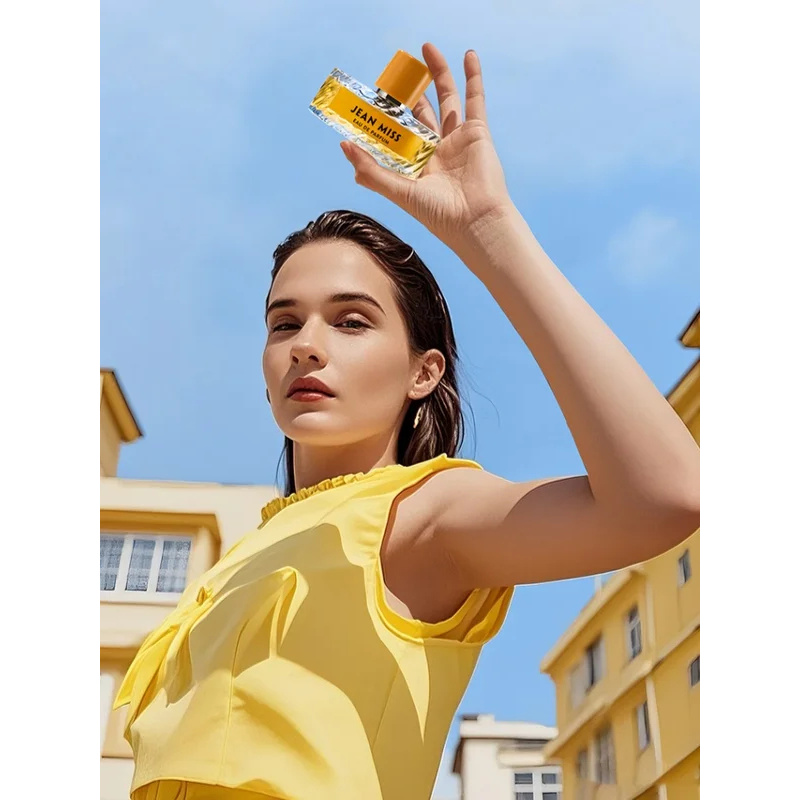100ml 女性用フローラルフルーティオードパルファム、長時 - Jeans のレビューと価格